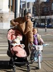 Amsterdam 26 februari 2022
Rose Bertram met haar kinderen op straat in Amsterdam zuid