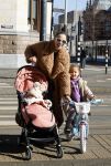 Amsterdam 26 februari 2022
Rose Bertram met haar kinderen op straat in Amsterdam zuid