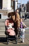 Amsterdam 26 februari 2022
Rose Bertram met haar kinderen op straat in Amsterdam zuid