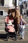 Amsterdam 26 februari 2022
Rose Bertram met haar kinderen op straat in Amsterdam zuid