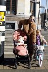 Amsterdam 26 februari 2022
Rose Bertram met haar kinderen op straat in Amsterdam zuid