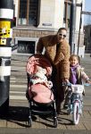 Amsterdam 26 februari 2022
Rose Bertram met haar kinderen op straat in Amsterdam zuid