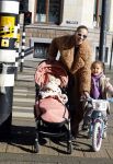 Amsterdam 26 februari 2022
Rose Bertram met haar kinderen op straat in Amsterdam zuid