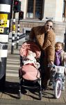 Amsterdam 26 februari 2022
Rose Bertram met haar kinderen op straat in Amsterdam zuid