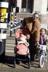 Amsterdam 26 februari 2022
Rose Bertram met haar kinderen op straat in Amsterdam zuid