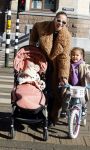 Amsterdam 26 februari 2022
Rose Bertram met haar kinderen op straat in Amsterdam zuid
