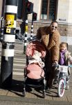 Amsterdam 26 februari 2022
Rose Bertram met haar kinderen op straat in Amsterdam zuid
