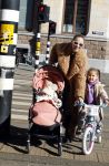 Amsterdam 26 februari 2022
Rose Bertram met haar kinderen op straat in Amsterdam zuid