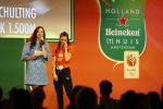 Schiphol 21 februari 2022
De olympische sporters en medaille winnaars komen terug uit Peking en worden gehuldigd in het Hilton Hotel. Suzanne Schulting met moeder