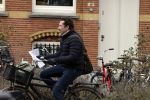 Amsterdam 8 maart 2023
Jacob Derwig leert zijn teksten terwijl hij door Amsterdam zuid fietst