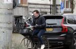 Amsterdam 8 maart 2023
Jacob Derwig leert zijn teksten terwijl hij door Amsterdam zuid fietst