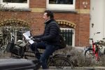 Amsterdam 8 maart 2023
Jacob Derwig leert zijn teksten terwijl hij door Amsterdam zuid fietst