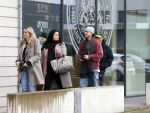 Wilnis 16 februari 2023
Andre Hazes krijgt de sleutel van zijn nieuwe huis nadat hij bij de Notaris is geweest.
Zij PAen neef Djarno waren er ook bij .