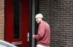 Wilnis 16 februari 2023
Andre Hazes krijgt de sleutel van zijn nieuwe huis nadat hij bij de Notaris is geweest.
Zij PAen neef Djarno waren er ook bij .