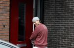 Wilnis 16 februari 2023
Andre Hazes krijgt de sleutel van zijn nieuwe huis nadat hij bij de Notaris is geweest.
Zij PAen neef Djarno waren er ook bij .