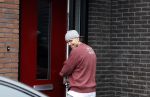 Wilnis 16 februari 2023
Andre Hazes krijgt de sleutel van zijn nieuwe huis nadat hij bij de Notaris is geweest.
Zij PAen neef Djarno waren er ook bij .