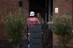 Wilnis 16 februari 2023
Andre Hazes krijgt de sleutel van zijn nieuwe huis nadat hij bij de Notaris is geweest.
Zij PAen neef Djarno waren er ook bij .