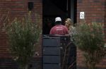 Wilnis 16 februari 2023
Andre Hazes krijgt de sleutel van zijn nieuwe huis nadat hij bij de Notaris is geweest.
Zij PAen neef Djarno waren er ook bij .