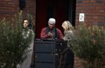 Wilnis 16 februari 2023
Andre Hazes krijgt de sleutel van zijn nieuwe huis nadat hij bij de Notaris is geweest.
Zij PAen neef Djarno waren er ook bij .