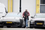 Wilnis 16 februari 2023
Andre Hazes krijgt de sleutel van zijn nieuwe huis nadat hij bij de Notaris is geweest.
Zij PAen neef Djarno waren er ook bij .