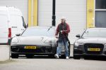 Wilnis 16 februari 2023
Andre Hazes krijgt de sleutel van zijn nieuwe huis nadat hij bij de Notaris is geweest.
Zij PAen neef Djarno waren er ook bij .