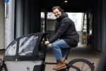 Amsterdam 21 februari 2023
Arie Boomsma op zijn bakfiets onderweg naar Vondelgym.
