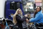 Amsterdam 3 maart 2023
Gaby Blaaser zwanger in Amsterdam zuid met een vriendin en haar hond