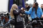 Amsterdam 3 maart 2023
Gaby Blaaser zwanger in Amsterdam zuid met een vriendin en haar hond
