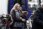 Amsterdam 3 maart 2023
Gaby Blaaser zwanger in Amsterdam zuid met een vriendin en haar hond