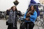 Amsterdam 3 maart 2023
Gaby Blaaser zwanger in Amsterdam zuid met een vriendin en haar hond