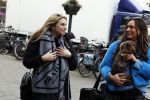 Amsterdam 3 maart 2023
Gaby Blaaser zwanger in Amsterdam zuid met een vriendin en haar hond