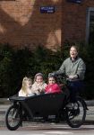 Amsterdam 11 maart 2023
Iris Zeilstra met haar 3 dochters in de bakfiets in Amsterdam zuid.