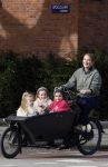 Amsterdam 11 maart 2023
Iris Zeilstra met haar 3 dochters in de bakfiets in Amsterdam zuid.