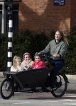 Amsterdam 11 maart 2023
Iris Zeilstra met haar 3 dochters in de bakfiets in Amsterdam zuid.