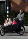 Amsterdam 11 maart 2023
Iris Zeilstra met haar 3 dochters in de bakfiets in Amsterdam zuid.