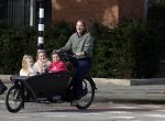 Amsterdam 11 maart 2023
Iris Zeilstra met haar 3 dochters in de bakfiets in Amsterdam zuid.