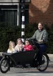 Amsterdam 11 maart 2023
Iris Zeilstra met haar 3 dochters in de bakfiets in Amsterdam zuid.
