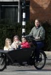Amsterdam 11 maart 2023
Iris Zeilstra met haar 3 dochters in de bakfiets in Amsterdam zuid.