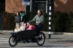 Amsterdam 11 maart 2023
Iris Zeilstra met haar 3 dochters in de bakfiets in Amsterdam zuid.