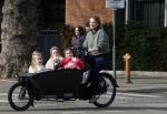 Amsterdam 11 maart 2023
Iris Zeilstra met haar 3 dochters in de bakfiets in Amsterdam zuid.