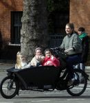 Amsterdam 11 maart 2023
Iris Zeilstra met haar 3 dochters in de bakfiets in Amsterdam zuid.
