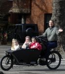 Amsterdam 11 maart 2023
Iris Zeilstra met haar 3 dochters in de bakfiets in Amsterdam zuid.