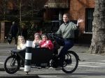 Amsterdam 11 maart 2023
Iris Zeilstra met haar 3 dochters in de bakfiets in Amsterdam zuid.