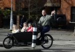 Amsterdam 11 maart 2023
Iris Zeilstra met haar 3 dochters in de bakfiets in Amsterdam zuid.
