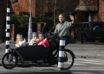 Amsterdam 11 maart 2023
Iris Zeilstra met haar 3 dochters in de bakfiets in Amsterdam zuid.