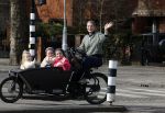 Amsterdam 11 maart 2023
Iris Zeilstra met haar 3 dochters in de bakfiets in Amsterdam zuid.