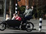 Amsterdam 11 maart 2023
Iris Zeilstra met haar 3 dochters in de bakfiets in Amsterdam zuid.