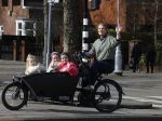 Amsterdam 11 maart 2023
Iris Zeilstra met haar 3 dochters in de bakfiets in Amsterdam zuid.