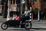 Amsterdam 11 maart 2023
Iris Zeilstra met haar 3 dochters in de bakfiets in Amsterdam zuid.