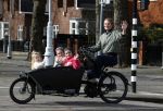 Amsterdam 11 maart 2023
Iris Zeilstra met haar 3 dochters in de bakfiets in Amsterdam zuid.
